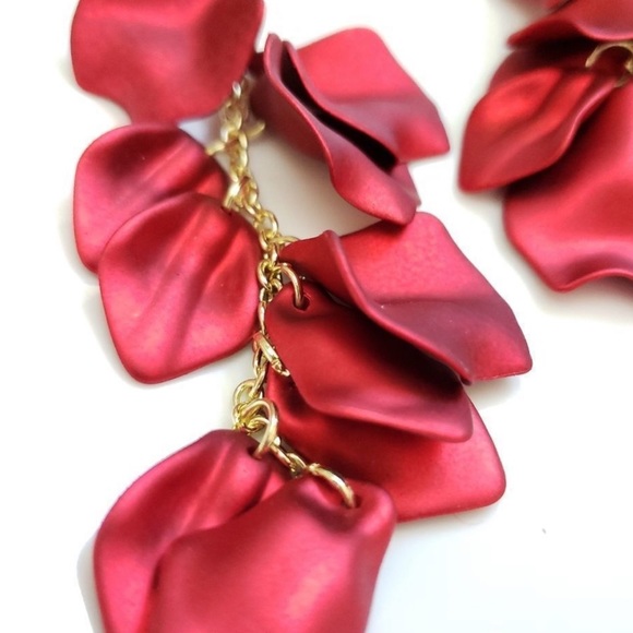 Floral Elegant long red rose petals - Picture 2 of 9